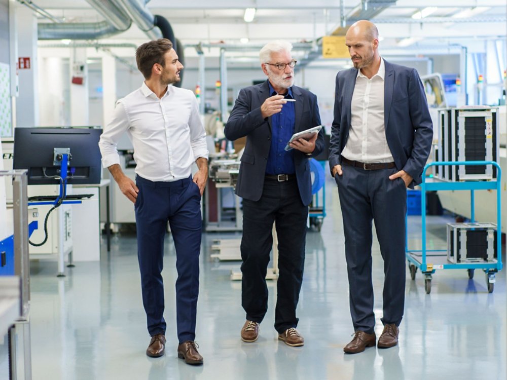 Deutschland, NRW, Oberhausen, Industrie, Hi-Tech, Modern, Teamwork, Forschung, Labor, Clean, Mann, 40 Jahre, Mann, 27 Jahre, Mann, 68 Jahre